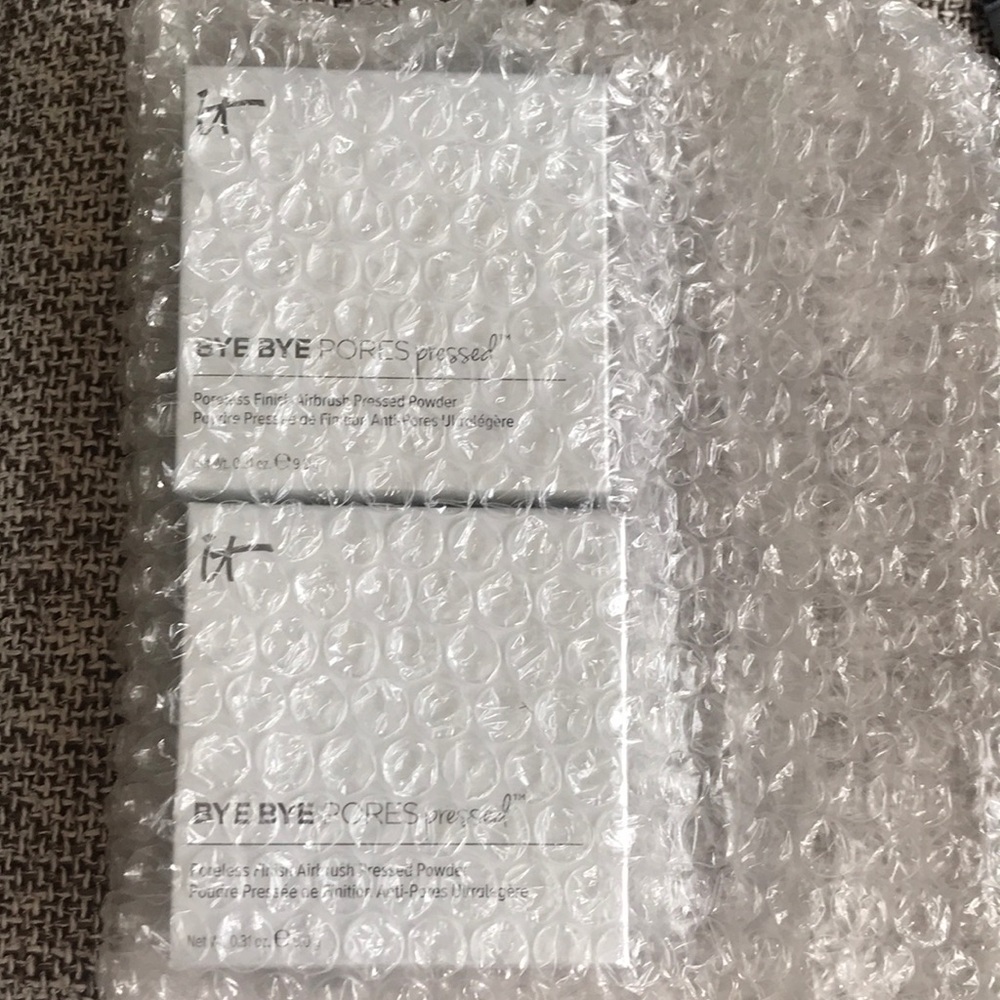 It Cosmetics Bye Bye Pores pressed powder (tan).